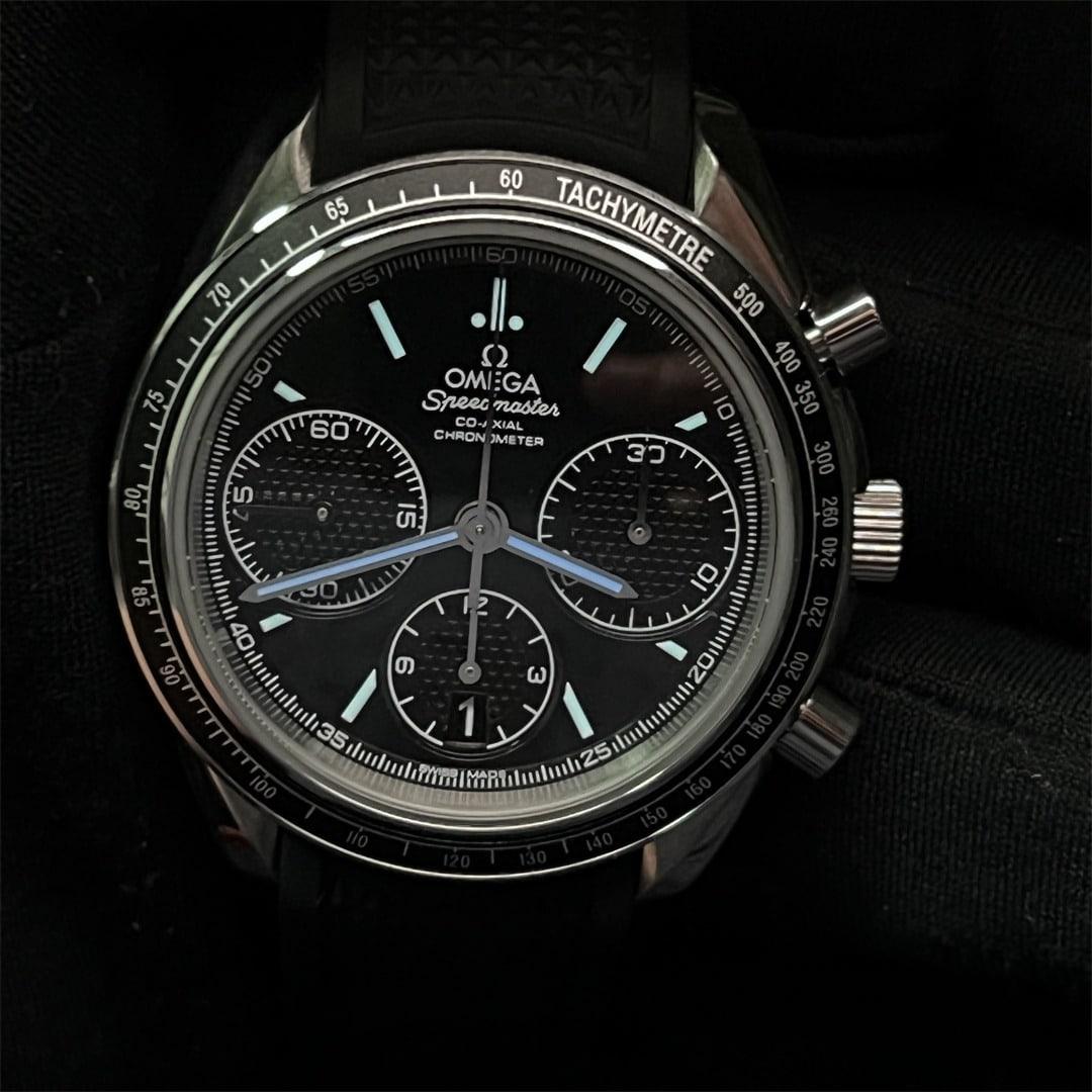Speedmaster Racing 40mm — Acero 316L macizo · Esfera negra con subesferas negras · Bisel taquímetro · Cronó A7750